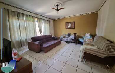 Imagem: A casa possui 3 Dormitórios, 1 Suíte, 2 Banheiros, 3 Vagas