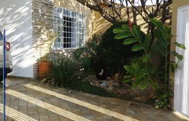 Imagem: A casa possui 3 Dormitórios, 2 Suítes, 5 Banheiros, 4 Vagas