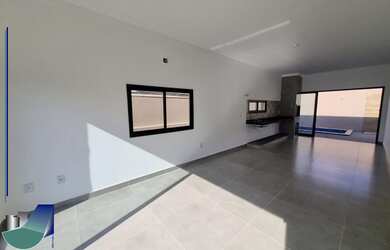 Imagem: A casa possui 2 Dormitórios, 1 Suíte, 2 Banheiros, 2 Vagas