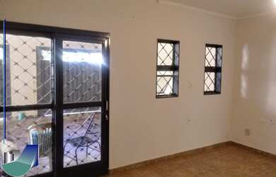 Imagem: A casa possui 4 Dormitórios, 1 Suíte, 2 Banheiros, 3 Vagas