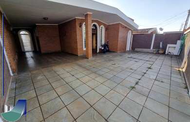 Imagem: A casa possui 5 Dormitórios, 1 Suíte, 4 Banheiros, 6 Vagas