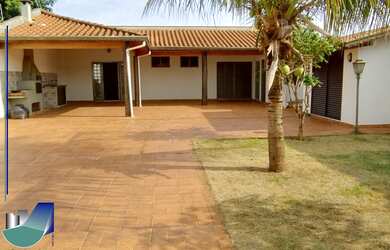 Imagem: A casa possui 2 Dormitórios, 1 Suíte, 4 Banheiros, 6 Vagas