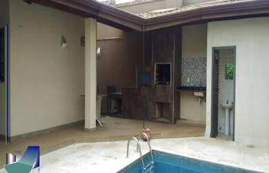 Imagem: A casa possui 4 Dormitórios, 2 Suítes, 5 Banheiros, 4 Vagas