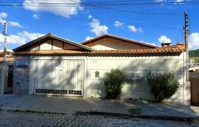 Imagem: A casa possui 3 Dormitórios, 1 Suíte, 1 Banheiro, 1 Vaga na