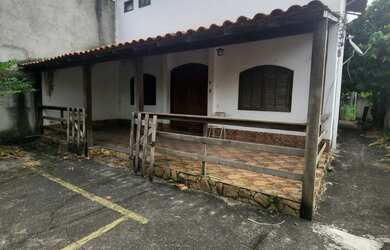 Imagem: A casa possui 5 Dormitórios, 1 Suíte, 3 Banheiros, 4 Vagas