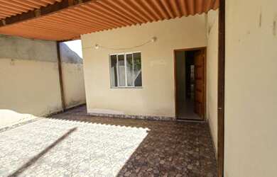 Imagem: A casa possui 2 Dormitórios, 2 Suítes, 1 Banheiro, 3 Vagas