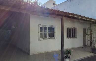 Imagem: A casa possui 2 Dormitórios e 1 Suíte e está localizado em