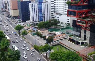 Imagem: A sala comercial possui 2 Banheiros, 2 Vagas na garagem, 211m²