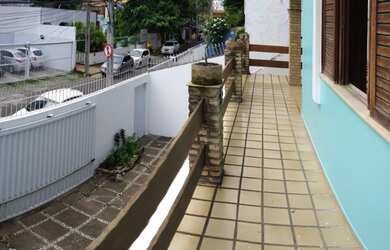 Imagem: A casa possui 3 Dormitórios, 3 Suítes, 3 Banheiros, 4 Vagas