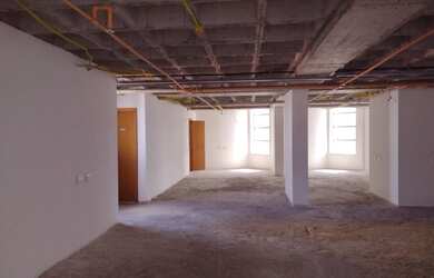 Imagem: A sala comercial possui 5 Banheiros, 7 Vagas na garagem, 232m²