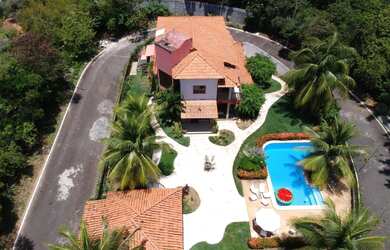 Imagem: A casa possui 4 Dormitórios, 1 Suíte, 3 Banheiros, 6 Vagas