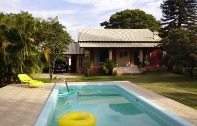 Imagem: A chácara possui 2 Dormitórios, 1 Suíte, 2 Banheiros, 4 Vagas