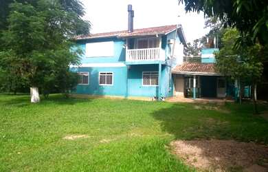 Imagem: A chácara possui 4 Dormitórios, 1 Suíte, 3 Banheiros, 2 Vagas