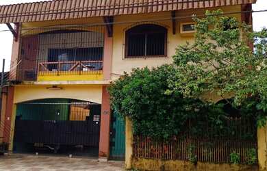 Imagem: A casa possui 3 Dormitórios, 1 Suíte, 4 Banheiros, 2 Vagas