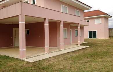 Imagem: A casa em condomínio possui 5 Dormitórios, 3 Suítes, 4 Banheiros