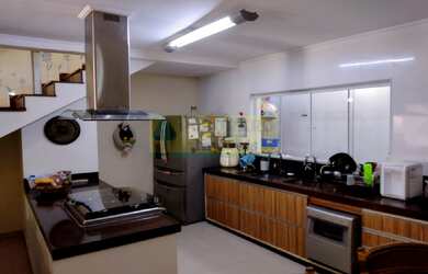 Imagem: A casa possui 3 Dormitórios, 3 Banheiros, 6 Vagas na garagem