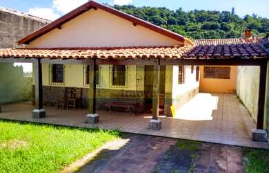 Imagem: A casa possui 3 Dormitórios, 1 Suíte, 2 Banheiros e está