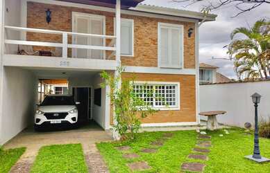 Imagem: A casa possui 3 Dormitórios, 3 Suítes, 4 Banheiros e 4 Vagas