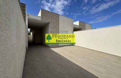 Imagem: A casa possui 2 Dormitórios, 1 Suíte, 2 Banheiros, 2 Vagas