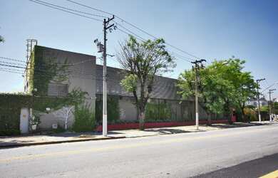 Imagem: O depósito possui 6 Banheiros, 10 Vagas na garagem, 3.700m²