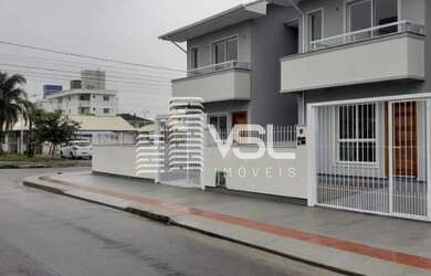 Imagem: A casa possui 3 Dormitórios, 1 Suíte, 3 Banheiros, 2 Vagas