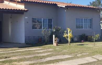 Imagem: A casa possui 3 Dormitórios, 1 Suíte, 3 Banheiros, 2 Vagas