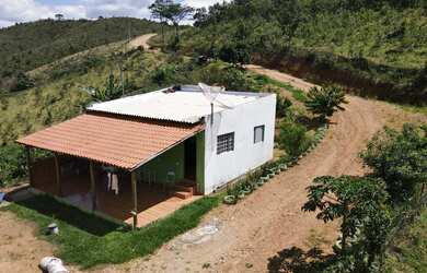 Imagem: A fazenda possui 2 Dormitórios, 1 Suíte, 1 Banheiro, 1 Vaga