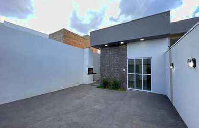 Imagem: A casae possui 2 Dormitórios, 1 Suíte, 2 Banheiros, 2 Vagas