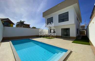 Imagem: A casa possui 4 Dormitórios, 4 Suítes, 3 Vagas na garagem