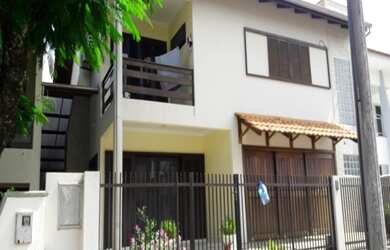 Imagem: A casa possui 4 Dormitórios, 4 Suítes, 2 Banheiros, 2 Vagas