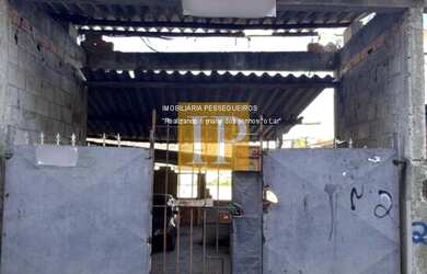 Imagem: A casa possui 2 Dormitórios, 2 Banheiros, 2 Vagas na garagem