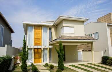 Imagem: A casa em condomínio possui 3 Dormitórios, 3 Suítes, 5 Banheiros