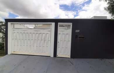 Imagem: A casa possui 3 Dormitórios, 1 Suíte, 2 Vagas na garagem