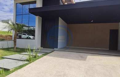 Imagem: A casa em condomínio possui 3 Dormitórios, 3 Suítes, 4 Banheiros