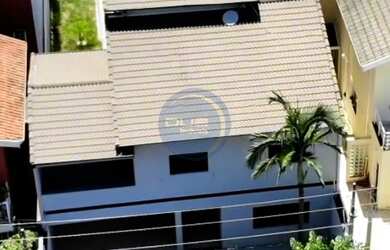 Imagem: A casa possui 4 Dormitórios, 1 Suíte, 4 Vagas na garagem