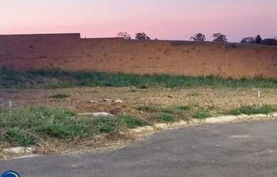 Imagem: O terreno possui 300m² de Área Privada e está localizado