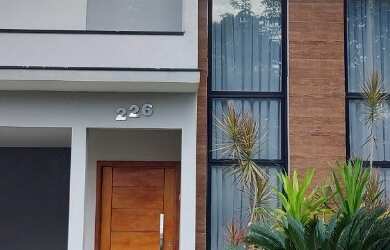 Imagem: A casa em condomínio possui 3 Dormitórios, 3 Suítes, 4 Banheiros