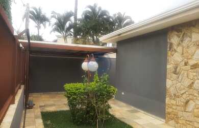 Imagem: A casa possui 2 Dormitórios, 2 Suítes, 4 Vagas na garagem