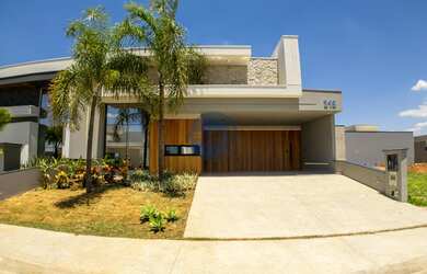 Imagem: A casa em condomínio possui 3 Dormitórios, 3 Suítes, 4 Banheiros