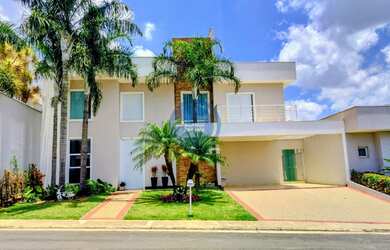 Imagem: A casa em condomínio possui 3 Dormitórios, 3 Suítes, 5 Banheiros