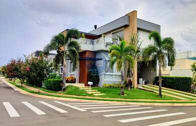 Imagem: A casa em condomínio possui 3 Dormitórios, 3 Suítes, 4 Banheiros