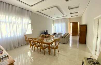 Imagem: A casa em condomínio possui 4 Dormitórios, 4 Suítes, 6 Banheiros