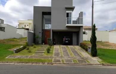 Imagem: A casa em condomínio possui 3 Dormitórios, 3 Suítes, 5 Banheiros