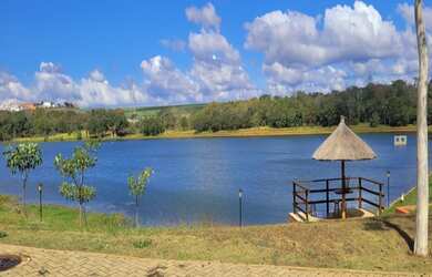 Imagem: A casa em condomínio possui 3 Dormitórios, 3 Suítes, 4 Banheiros