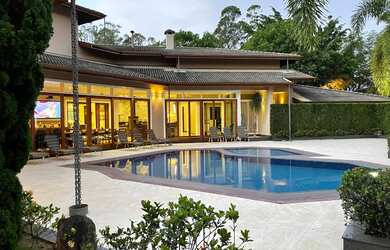 Imagem: A casa em condomínio possui 4 Dormitórios, 4 Suítes, 7 Banheiros