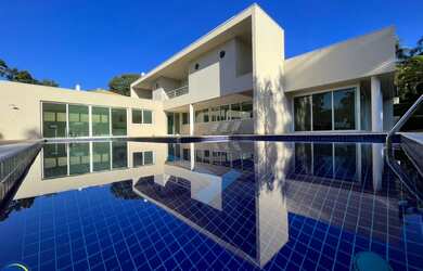 Imagem: A casa em condomínio possui 4 Dormitórios, 4 Suítes, 5 Banheiros