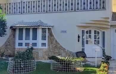 Imagem: A casa em condomínio possui 5 Dormitórios, 2 Suítes, 4 Banheiros