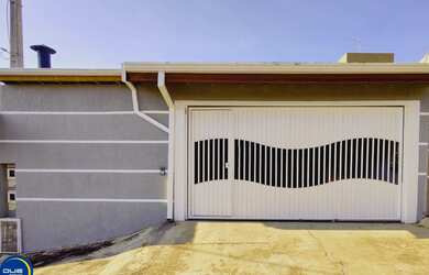 Imagem: A casa possui 3 Dormitórios, 1 Suíte, 2 Vagas na garagem