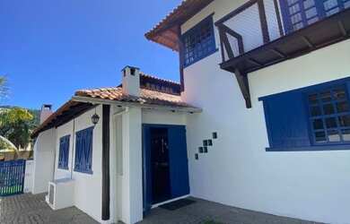 Imagem: A casa possui 3 Dormitórios, 1 Suíte, 1 Banheiro, 231m² de