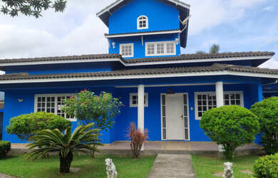 Imagem: A casa possui 4 Dormitórios, 3 Suítes, 5 Banheiros, 2 Vagas